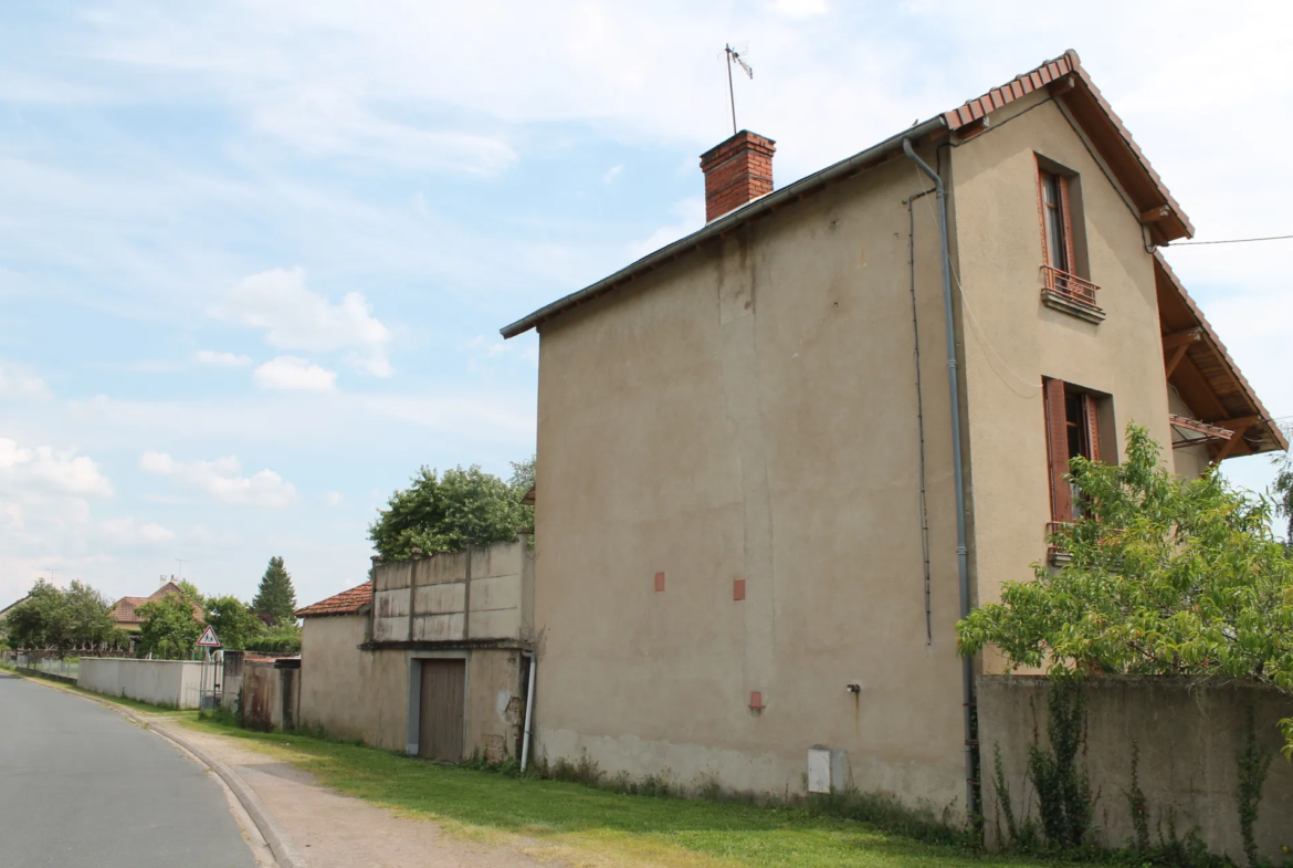 Maison de caractère à Cosne d'Allier sur terrain de 1165 m² 