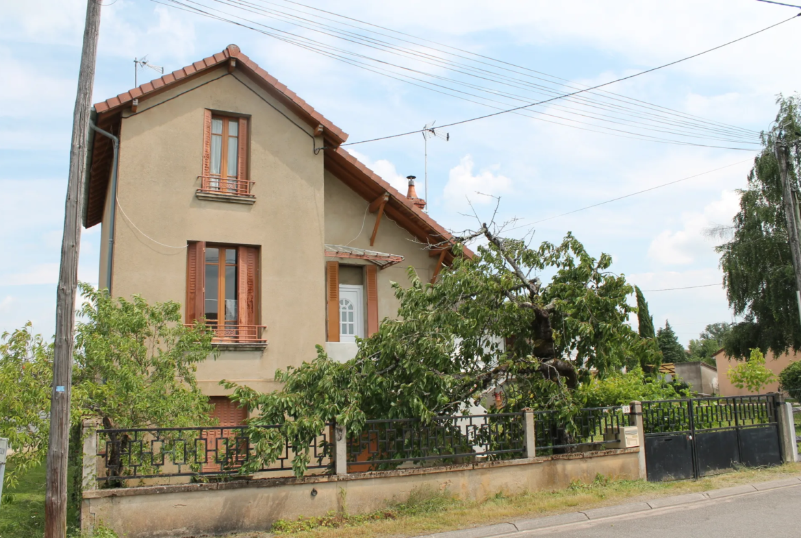 Maison de caractère à Cosne d'Allier sur terrain de 1165 m² 