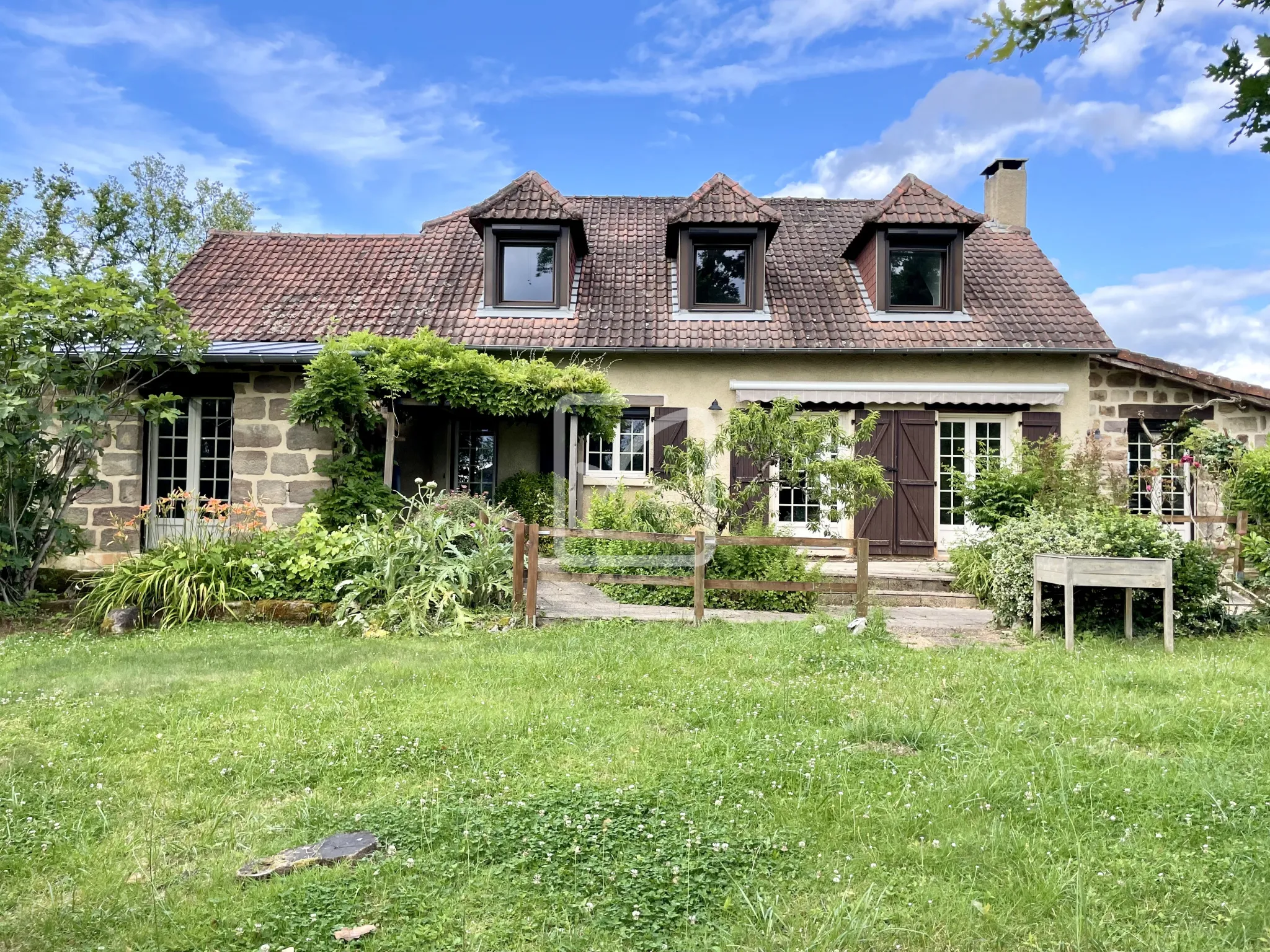 Grande maison avec piscine sur les hauteurs de Malemort 