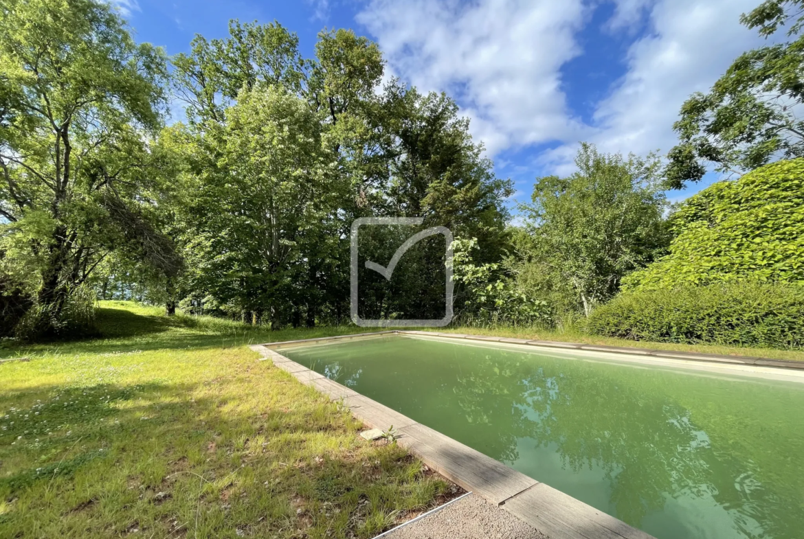 Grande maison avec piscine sur les hauteurs de Malemort 