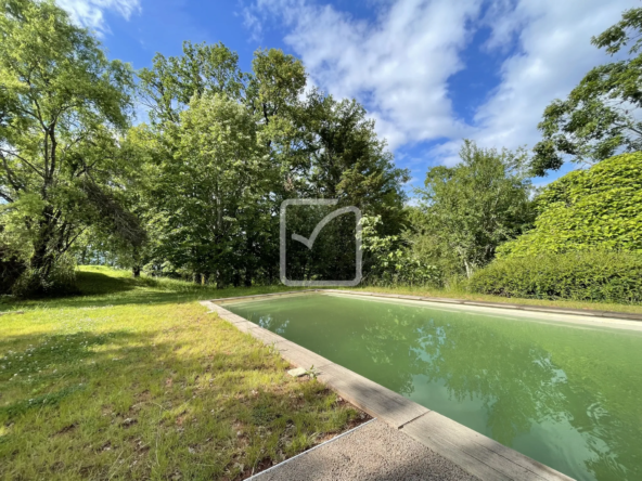 Grande maison avec piscine sur les hauteurs de Malemort