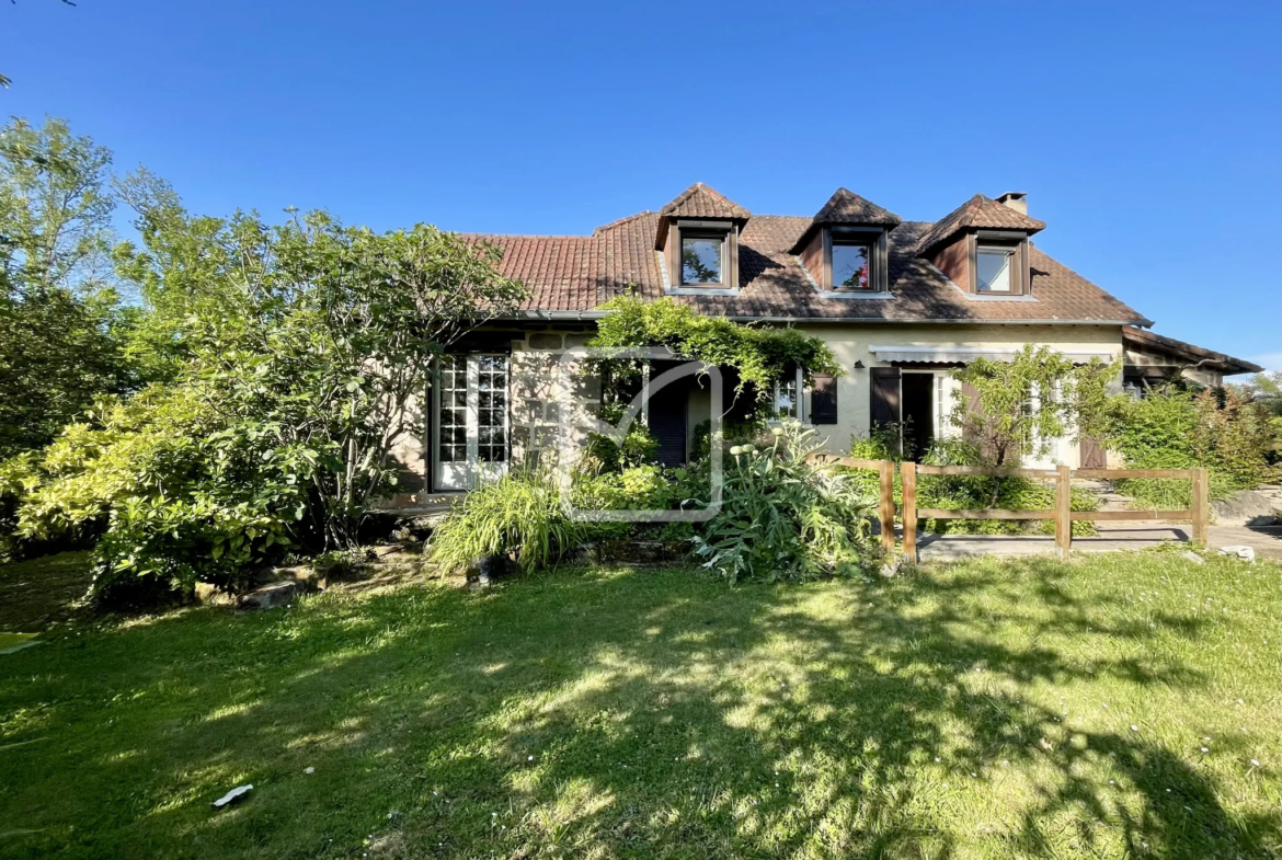 Grande maison avec piscine sur les hauteurs de Malemort 