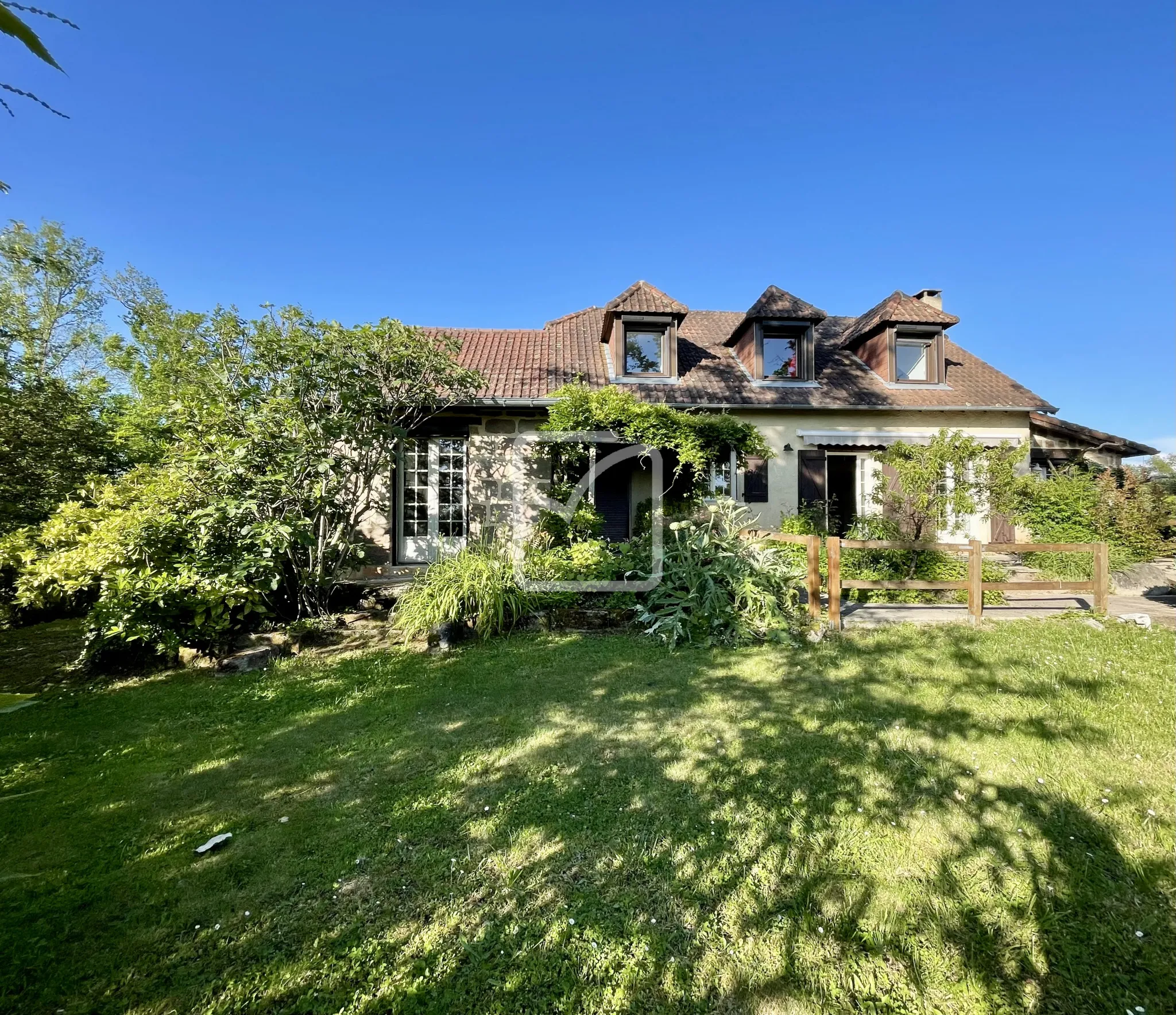 Grande maison avec piscine sur les hauteurs de Malemort 