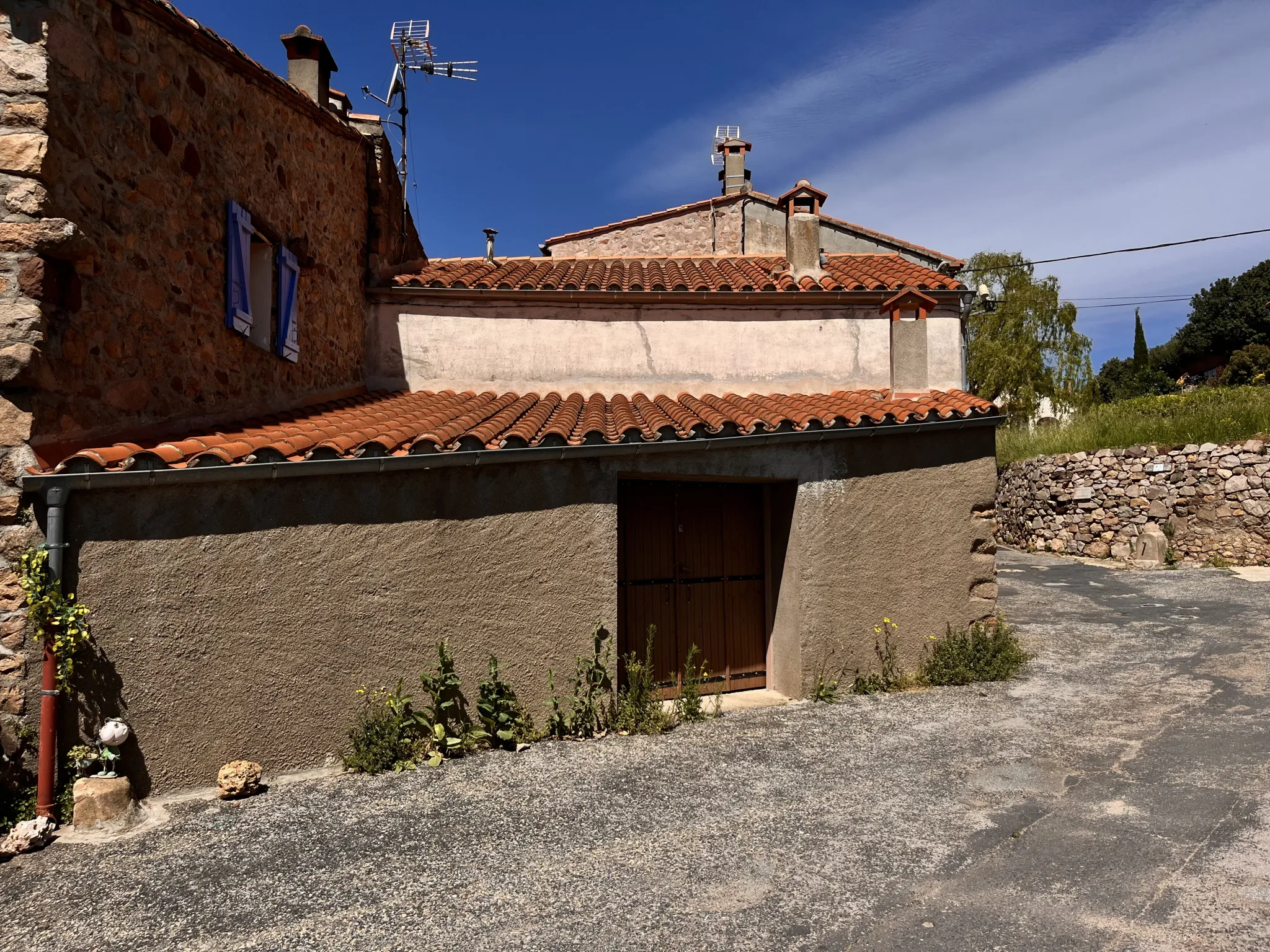 Maison de village à Coustouges avec garage et parcelles de forêt 