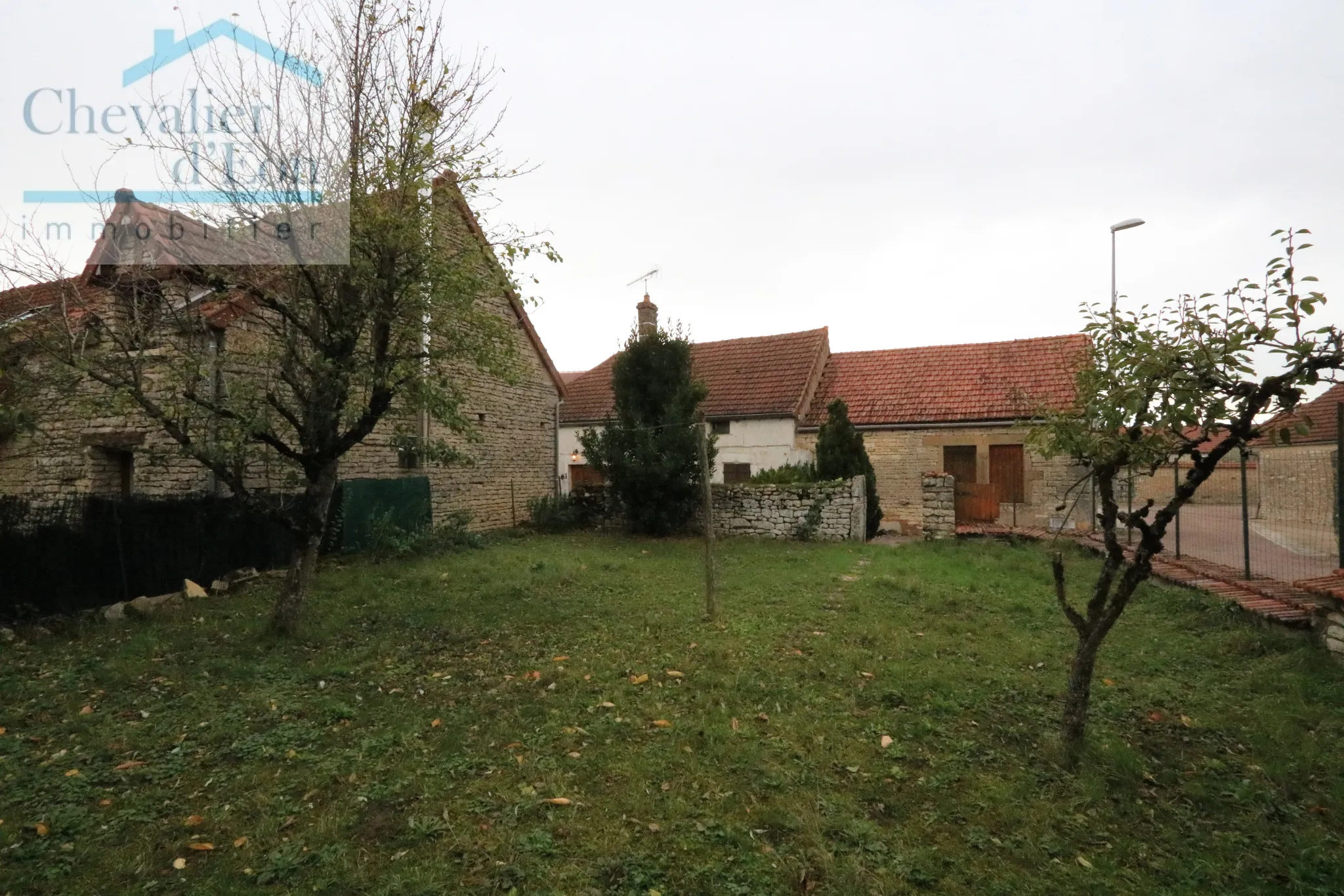 Maison à vendre près de Noyers-sur-Serein - 60,000 EUR 