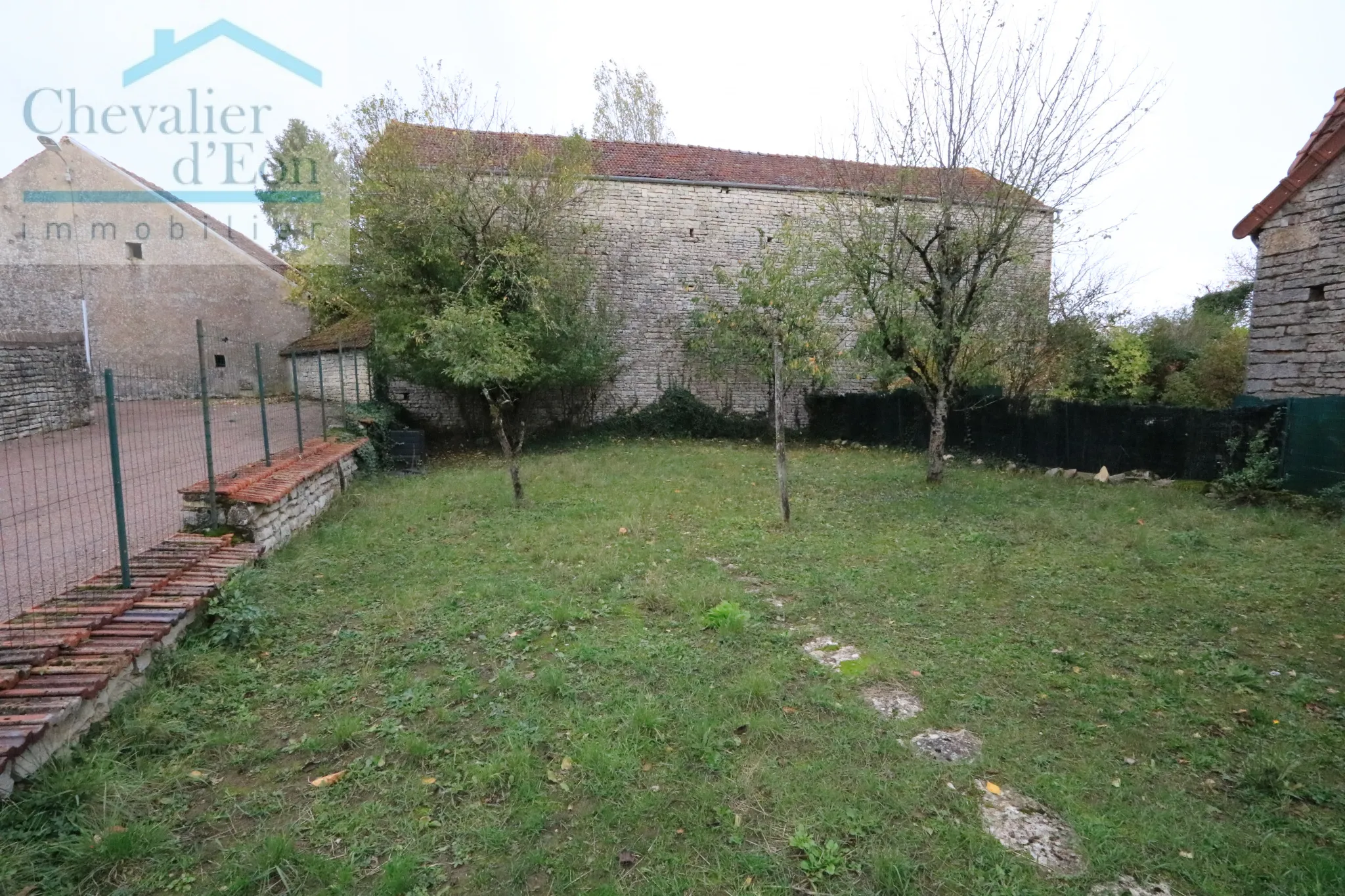 Maison à vendre près de Noyers-sur-Serein - 60,000 EUR 