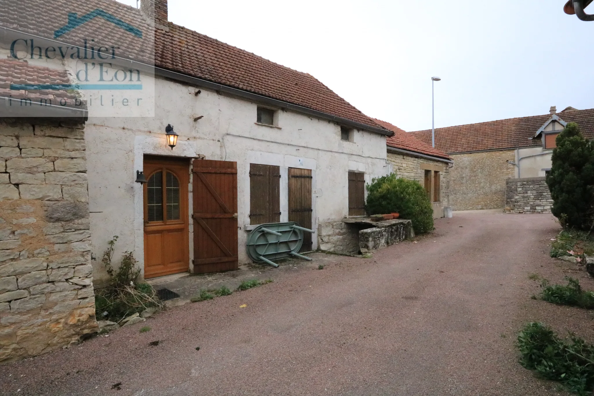 Maison à vendre près de Noyers-sur-Serein - 60,000 EUR 