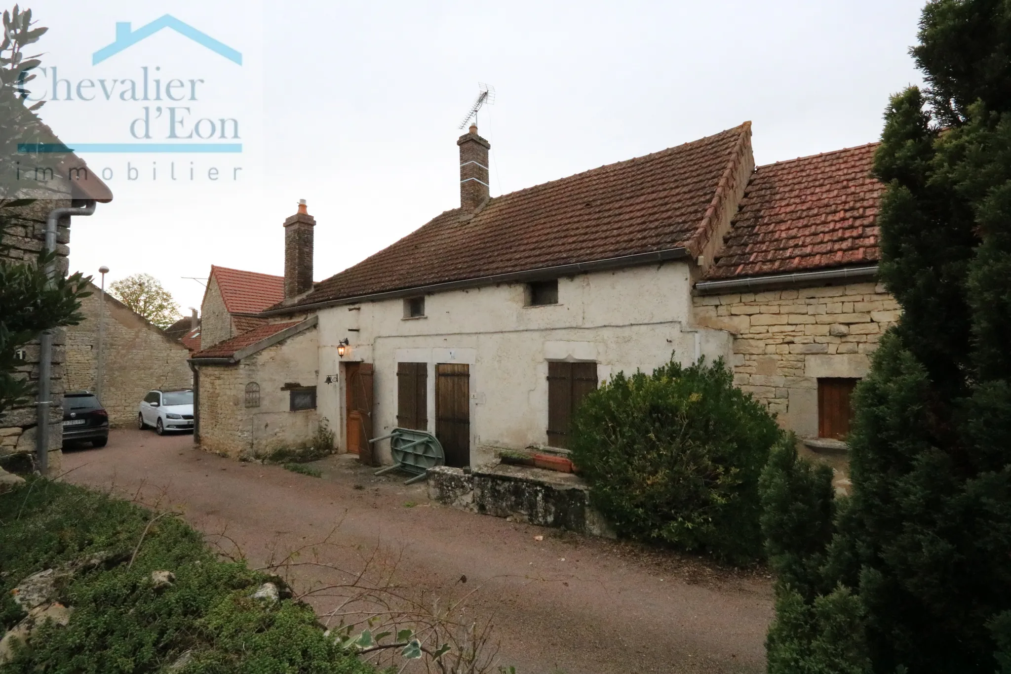 Maison à vendre près de Noyers-sur-Serein - 60,000 EUR 