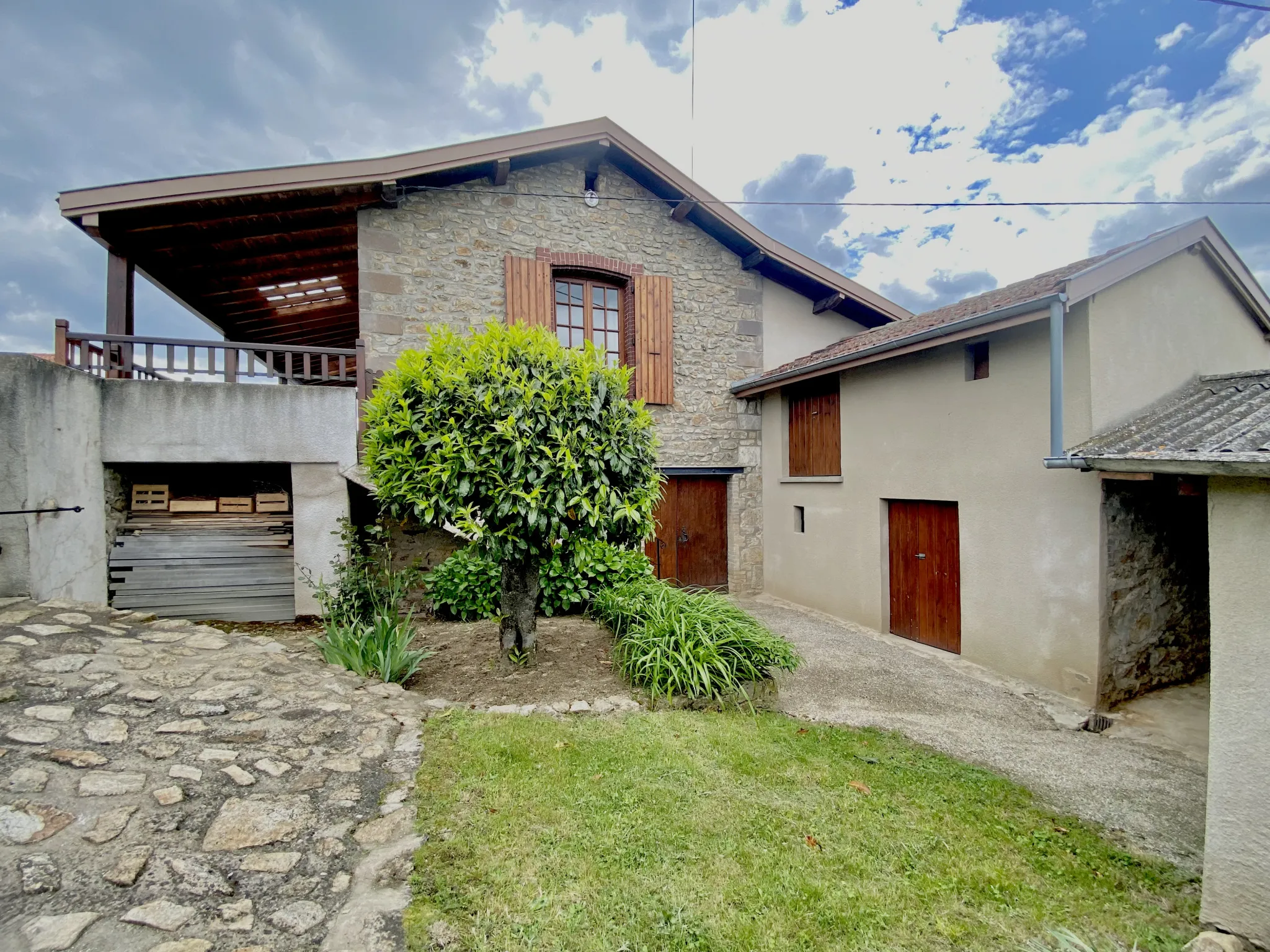 Superbe maison de 96 m² avec sous-sol et jardin à Roiffieux 