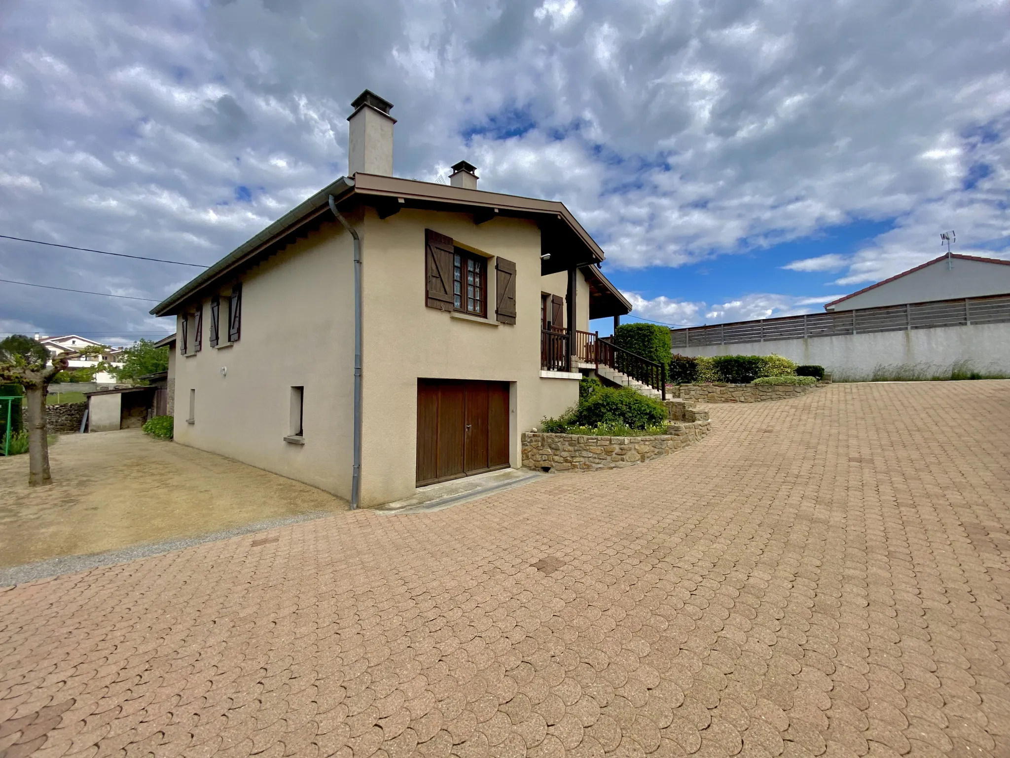 Superbe maison de 96 m² avec sous-sol et jardin à Roiffieux 