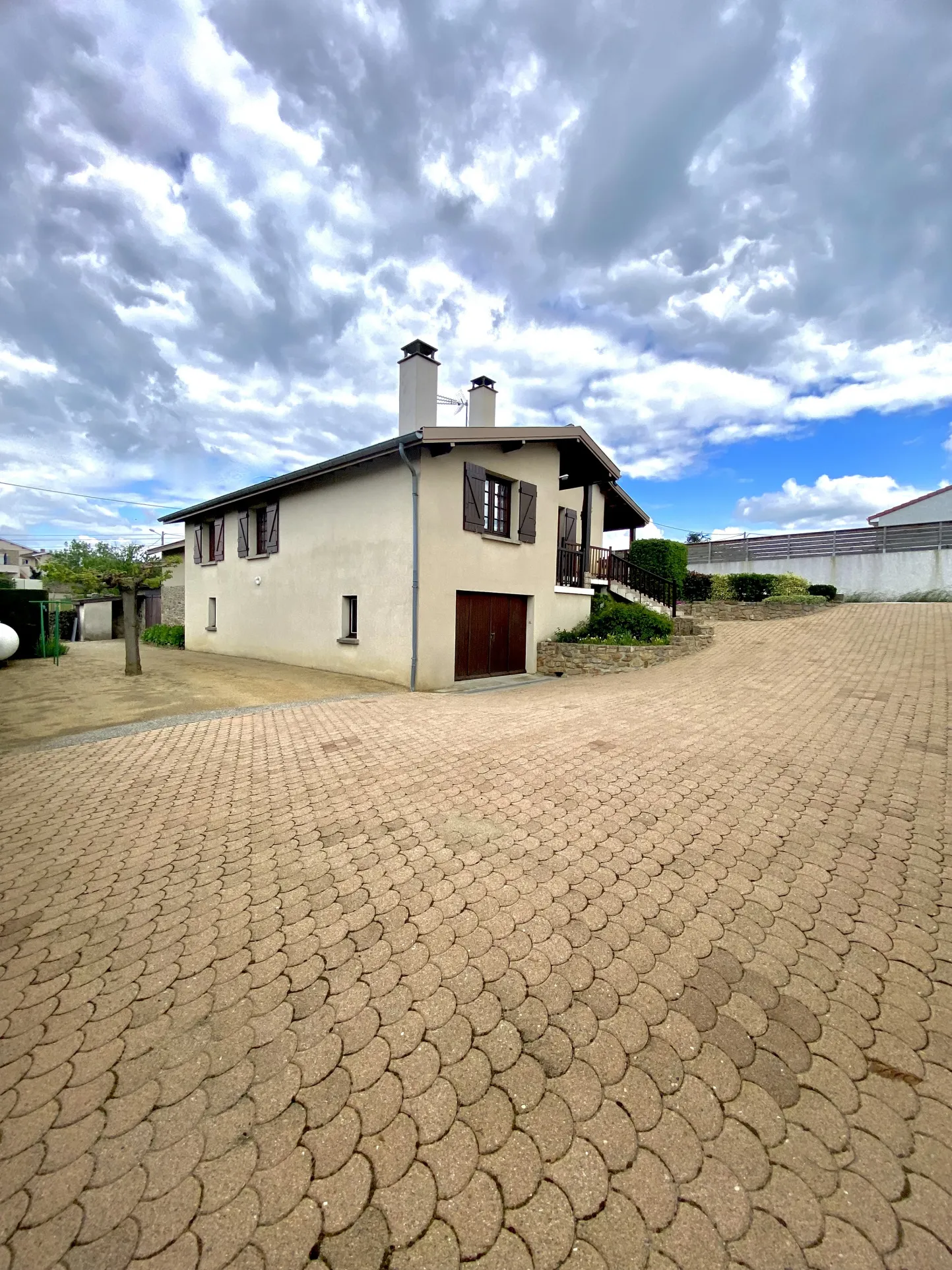 Superbe maison de 96 m² avec sous-sol et jardin à Roiffieux 