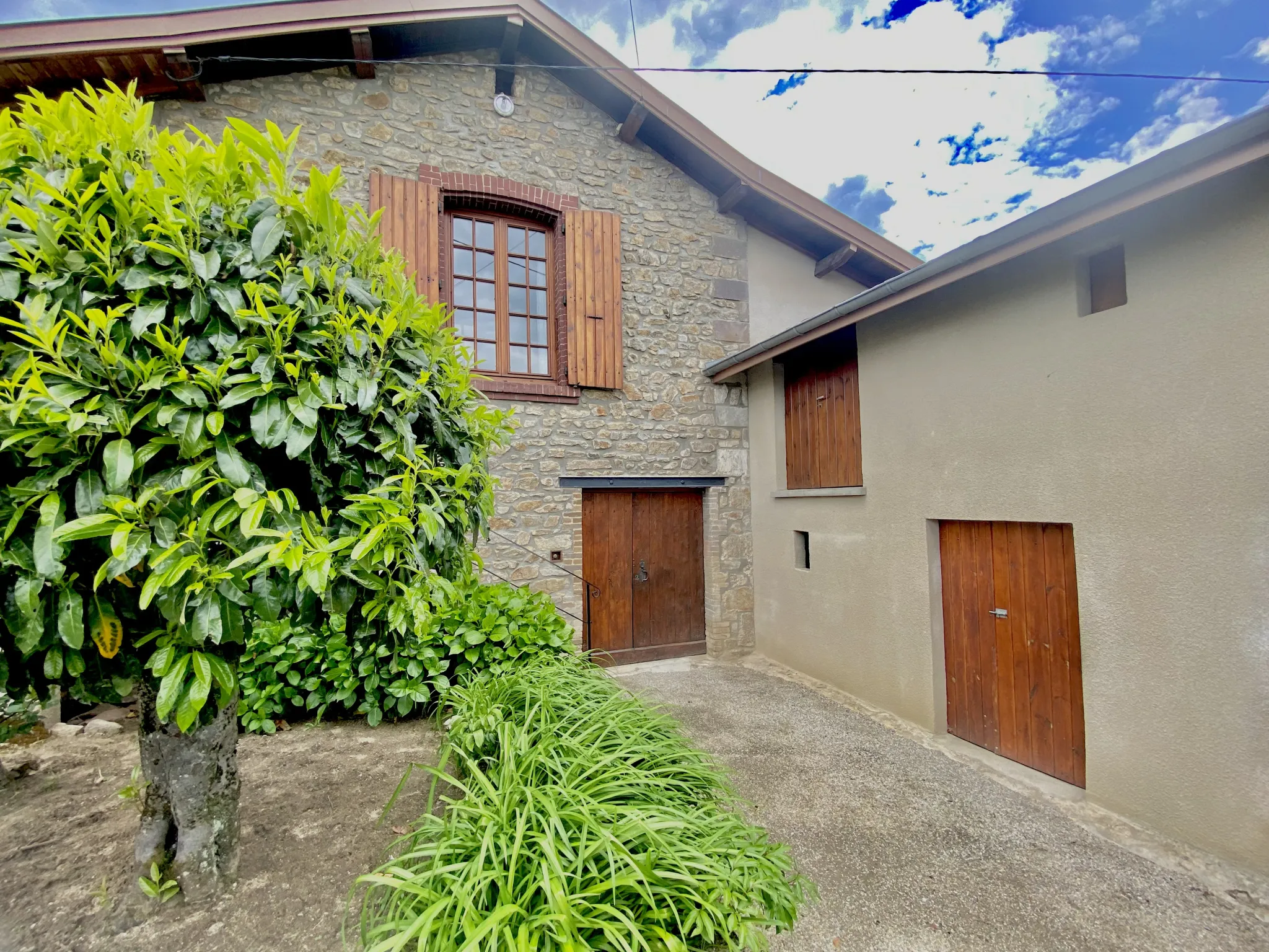 Superbe maison de 96 m² avec sous-sol et jardin à Roiffieux 