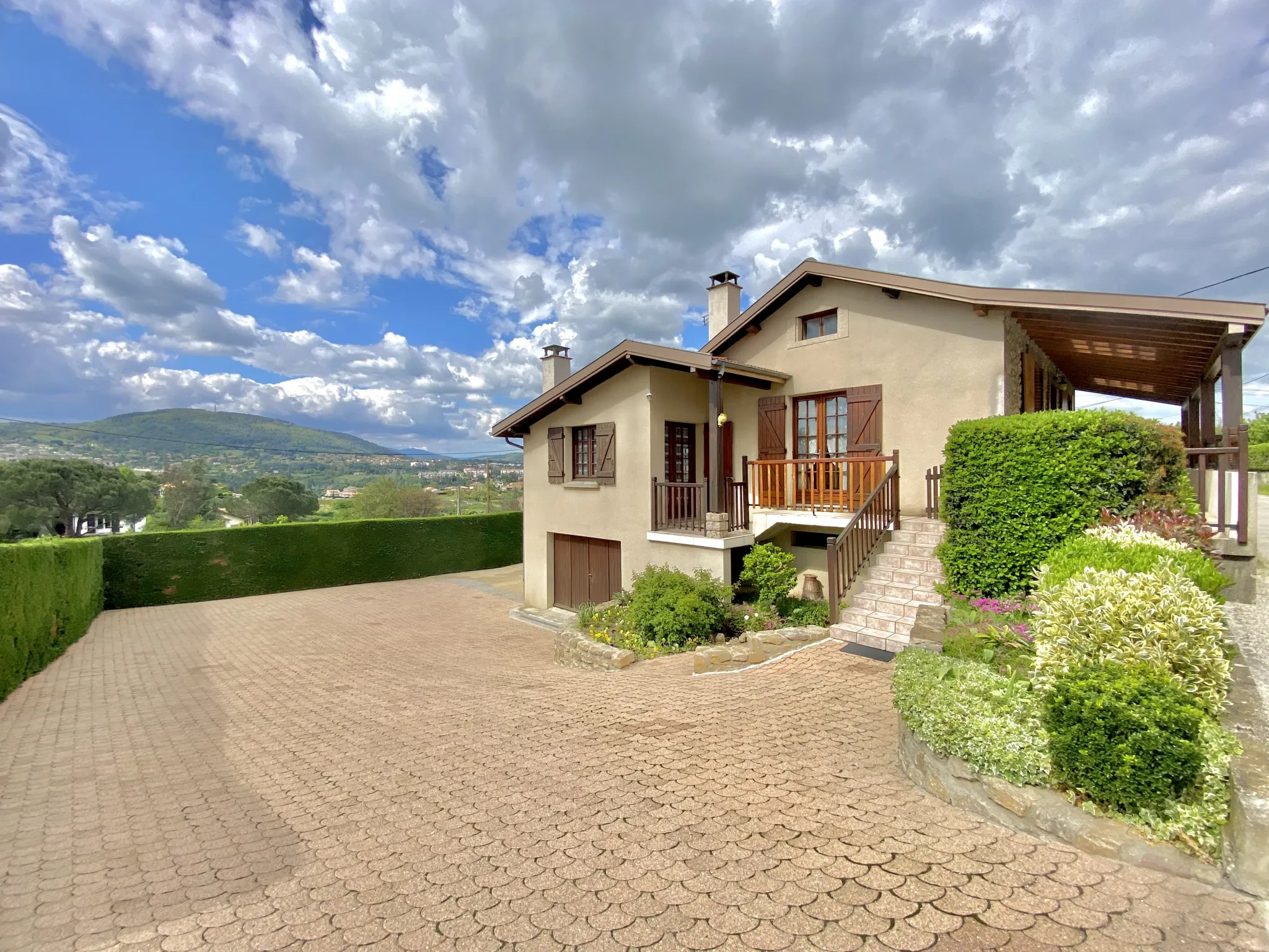 Superbe maison de 96 m² avec sous-sol et jardin à Roiffieux 