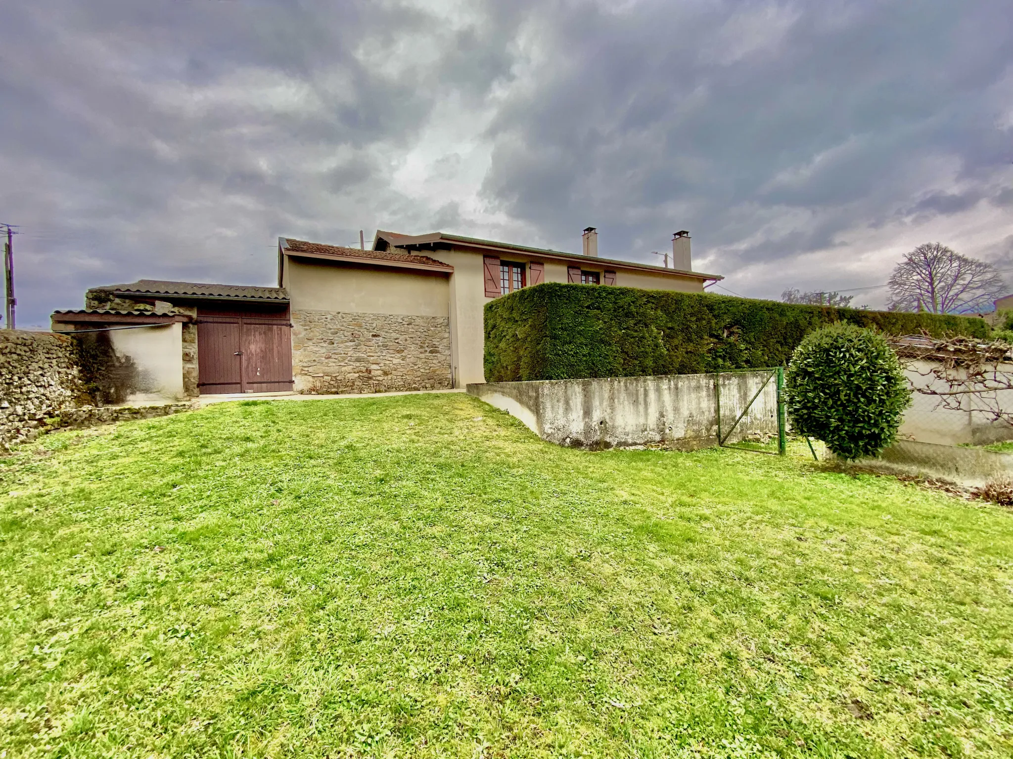 Superbe maison de 96 m² avec sous-sol et jardin à Roiffieux 