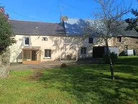 Maison en campagne avec jardin et dépendance à La Trinité Porhoët 