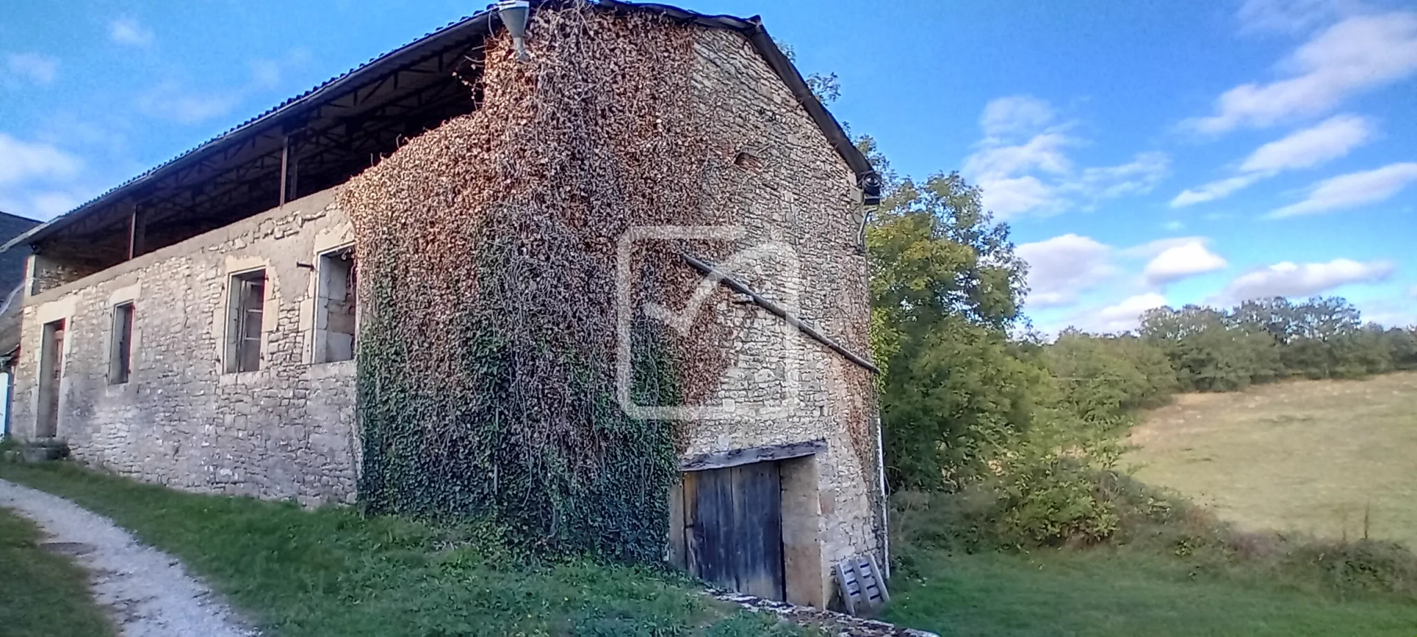 Ancien Séchoir à Tabac avec Vue Exceptionnelle à Cuzance 