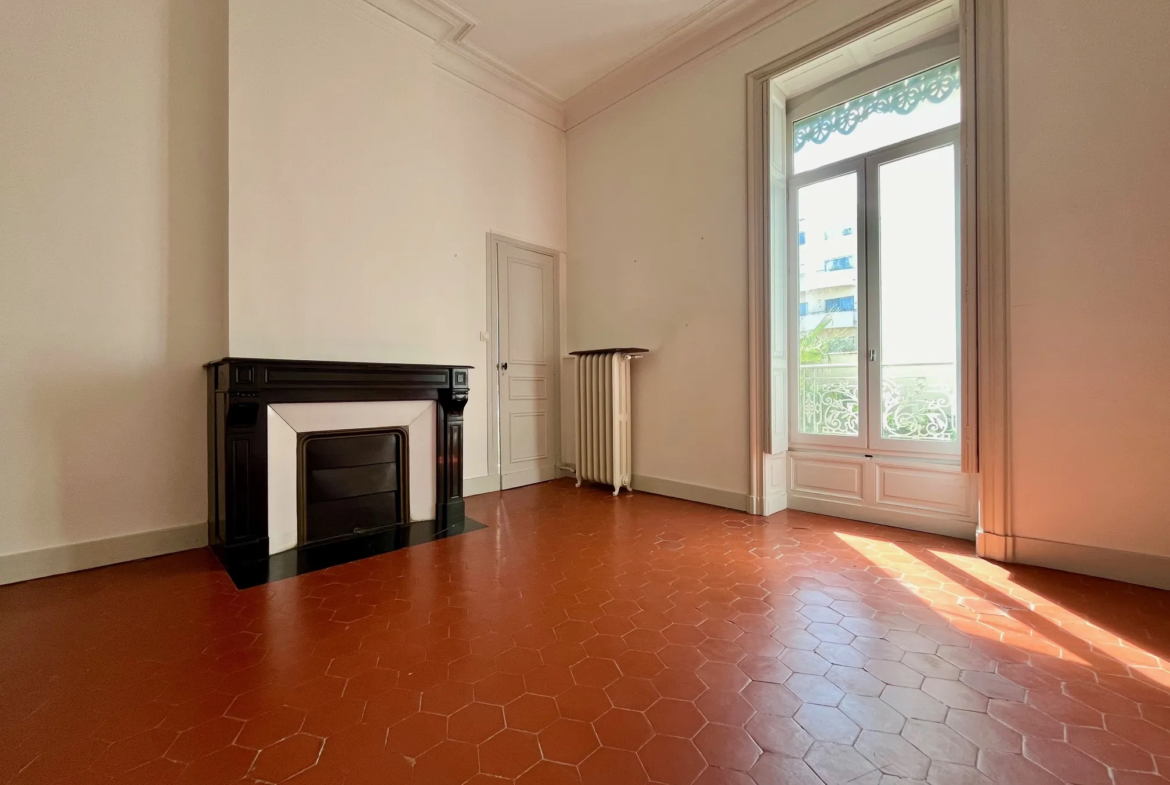 Appartement bourgeois T3 à vendre à Nîmes - 100 m² 