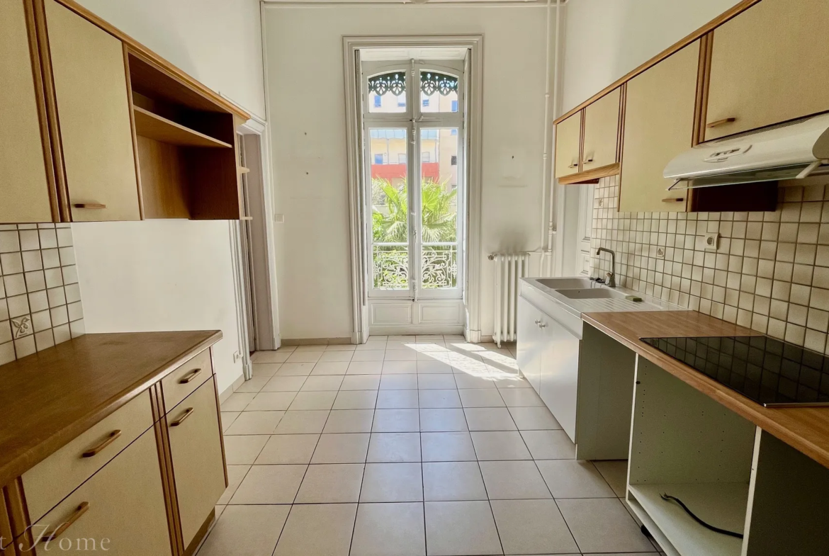 Appartement bourgeois T3 à vendre à Nîmes - 100 m² 