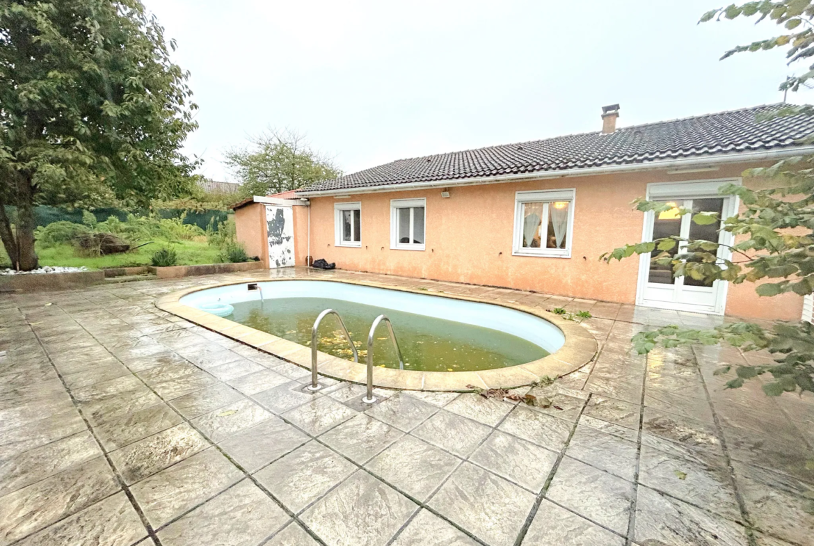 Belle Maison de Plain-Pied avec Piscine à Montrond-les-Bains 