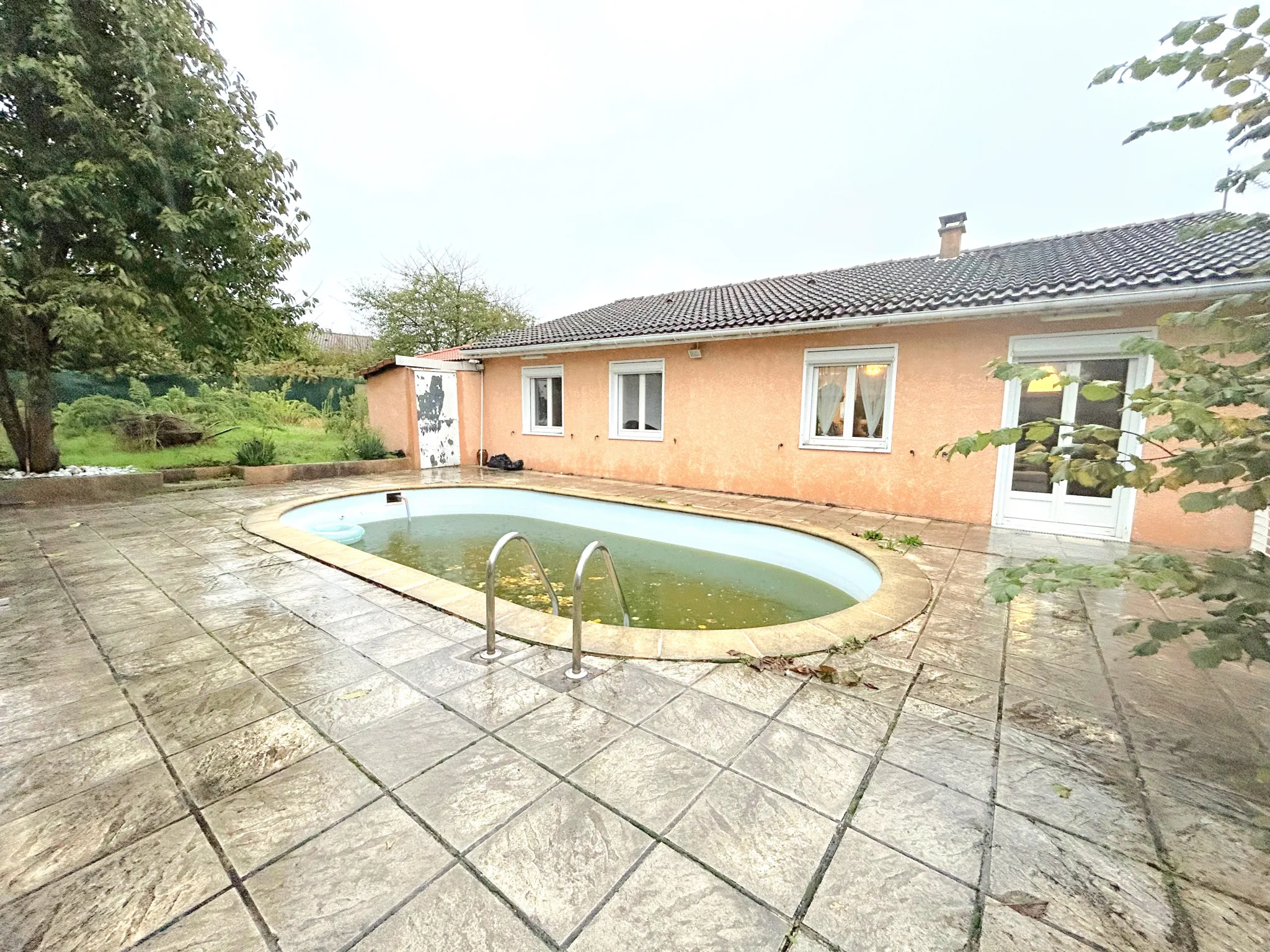 Belle Maison de Plain-Pied avec Piscine à Montrond-les-Bains 