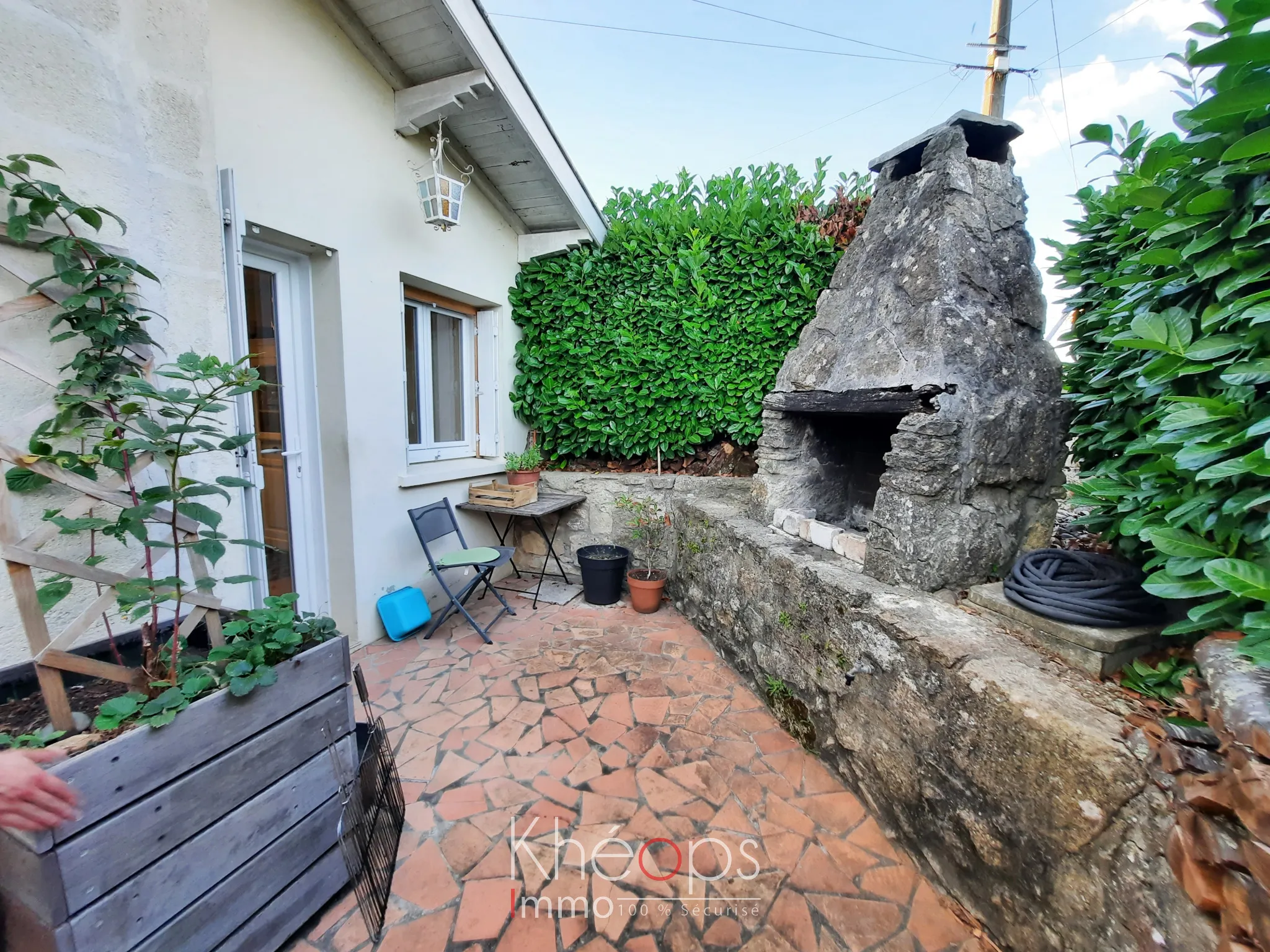 Maison mitoyenne à vendre à La Réole avec garage et jardin 