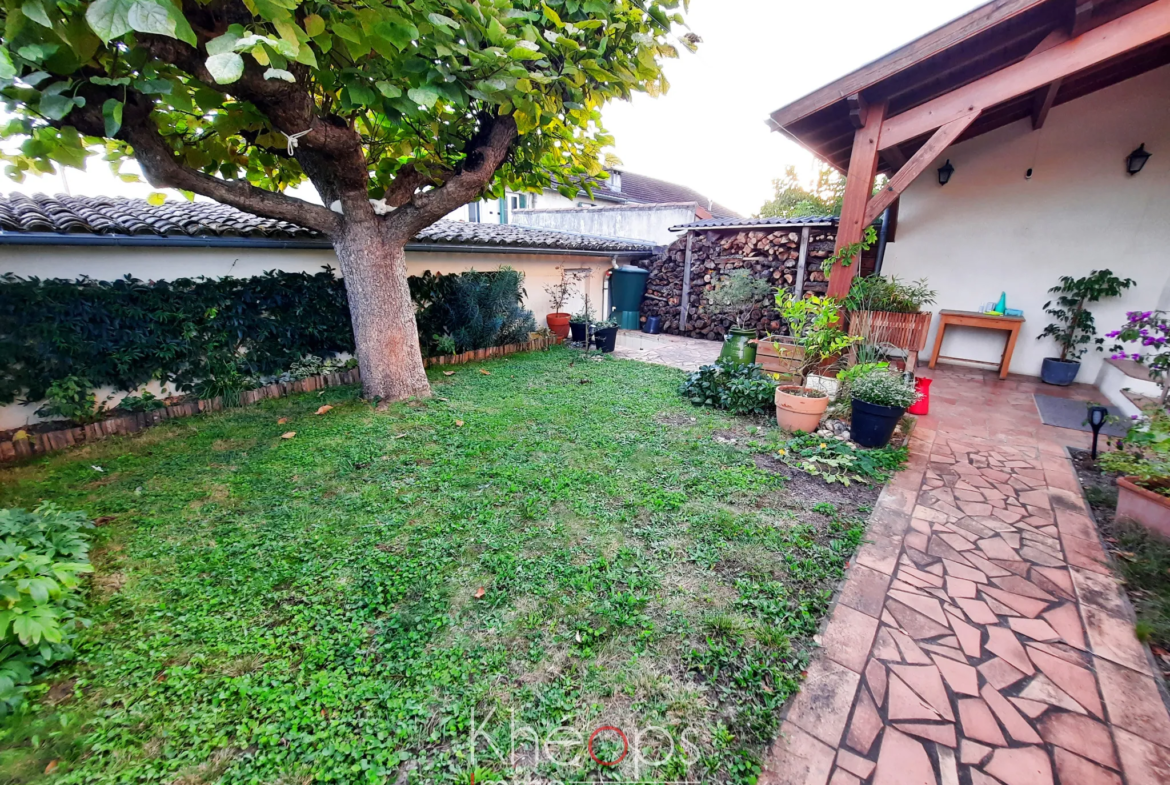 Maison mitoyenne à vendre à La Réole avec garage et jardin 