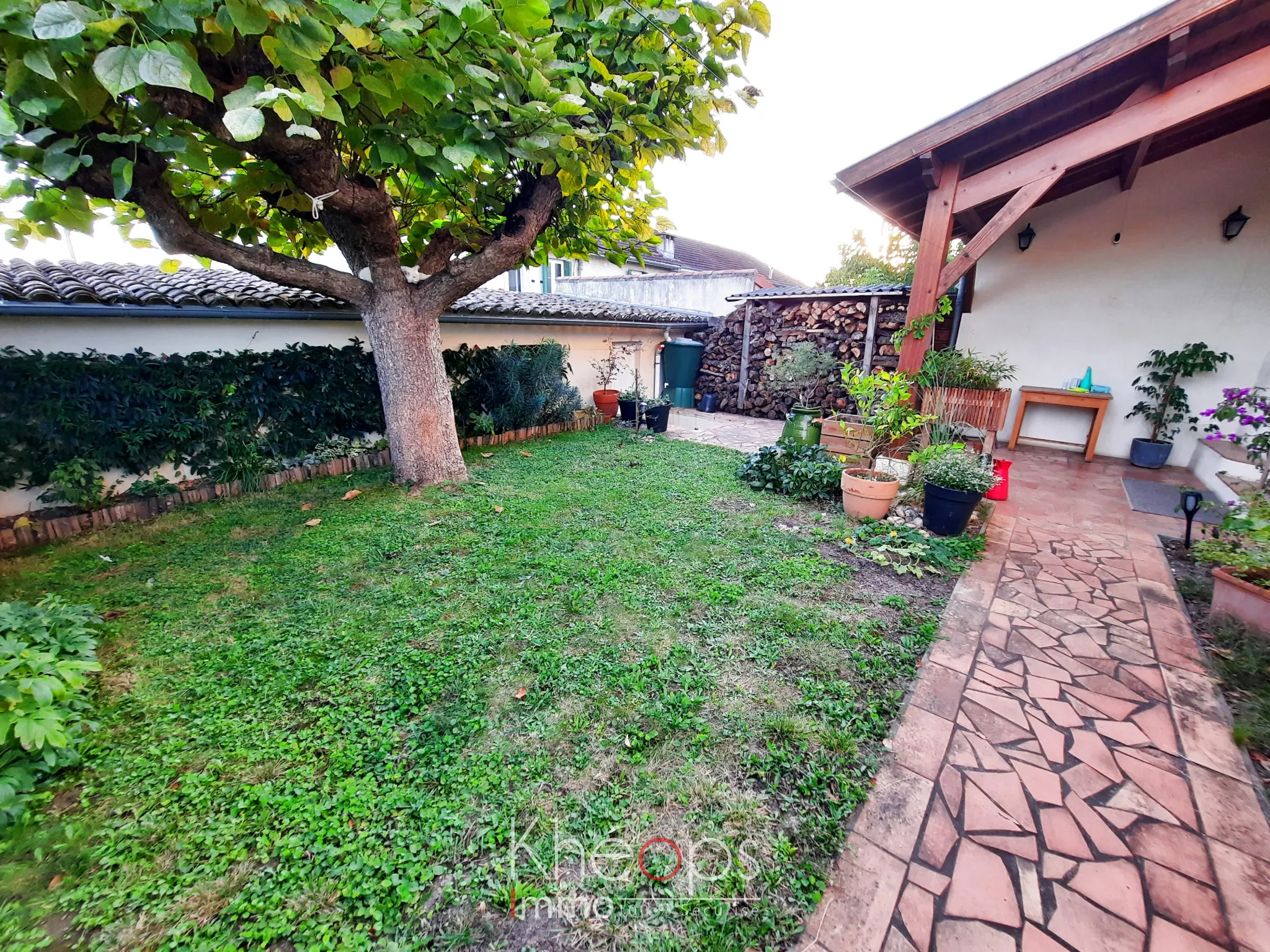 Maison mitoyenne à vendre à La Réole avec garage et jardin 