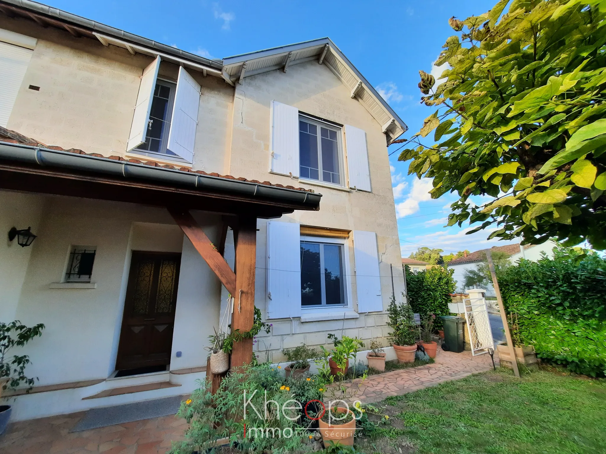 Maison mitoyenne à vendre à La Réole avec garage et jardin 