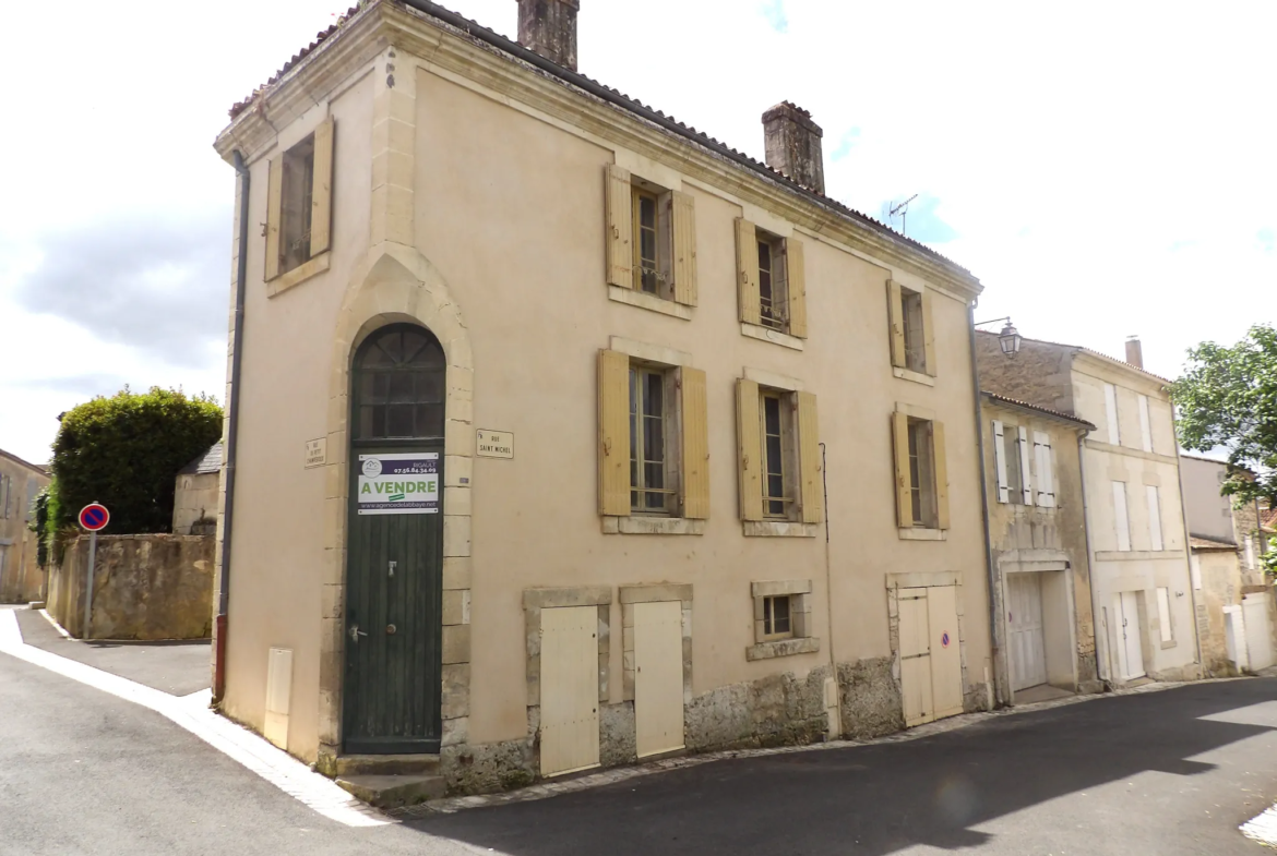 Maison de caractère à rénover à Saint-Savinien 