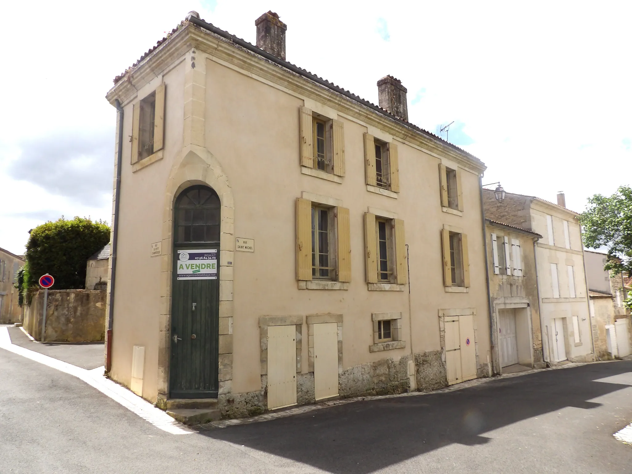 Maison de caractère à rénover à Saint-Savinien 