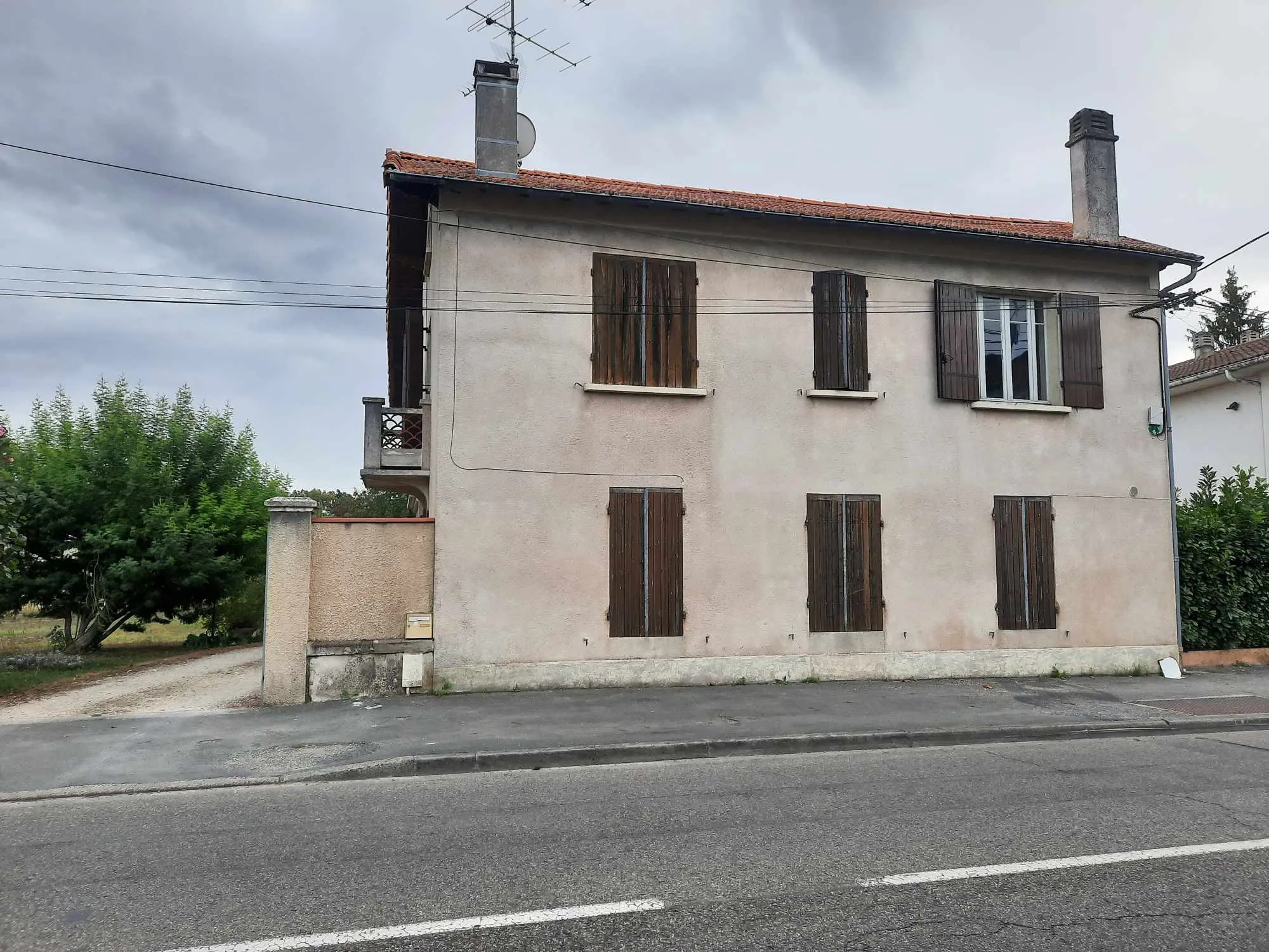 Maison spacieuse à vendre à Fumel avec jardin et dépendances 