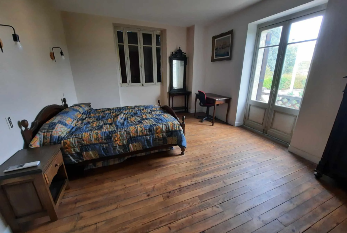 Maison spacieuse à vendre à Fumel avec jardin et dépendances 