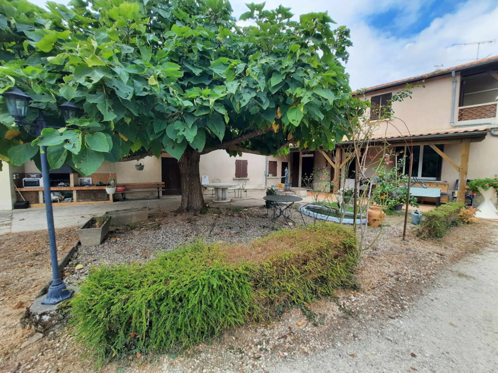 Maison à vendre à Fumel avec jardin et dépendances