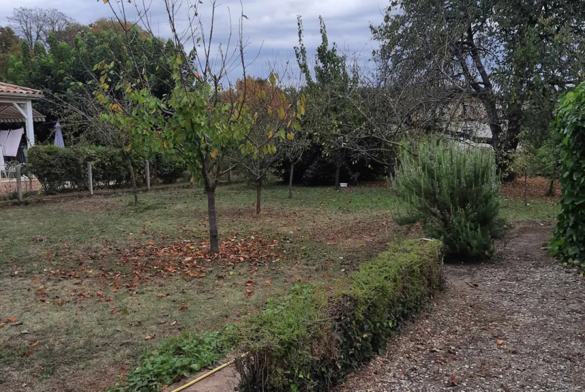 Maison spacieuse à vendre à Fumel avec jardin et dépendances 