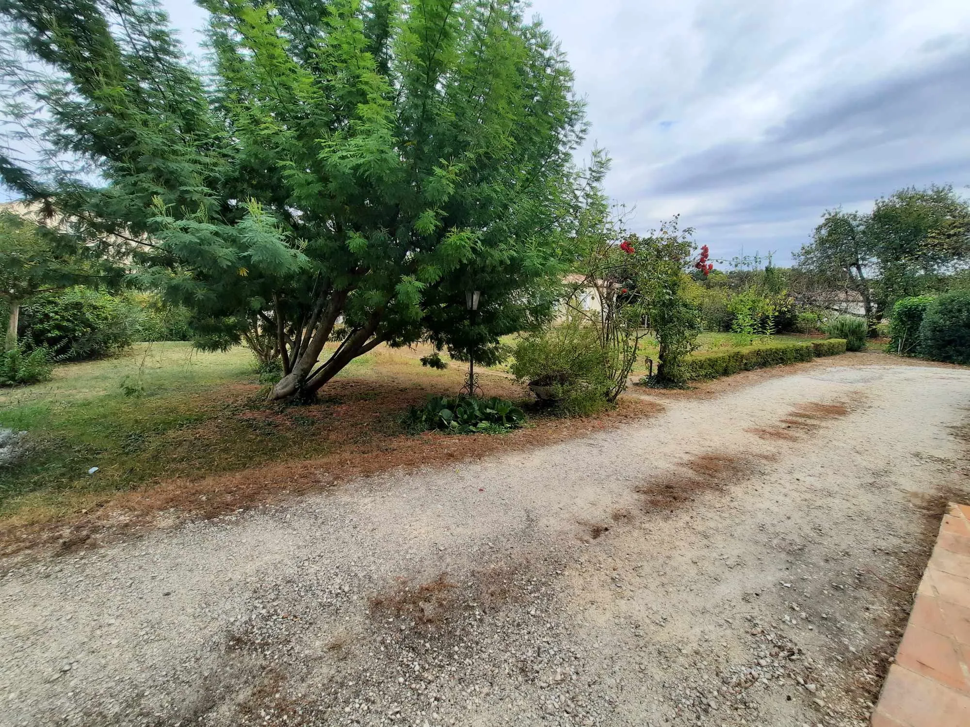 Maison spacieuse à vendre à Fumel avec jardin et dépendances 