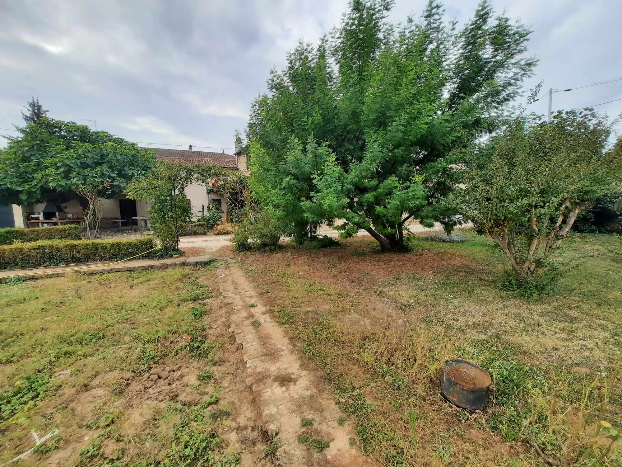 Maison spacieuse à vendre à Fumel avec jardin et dépendances 