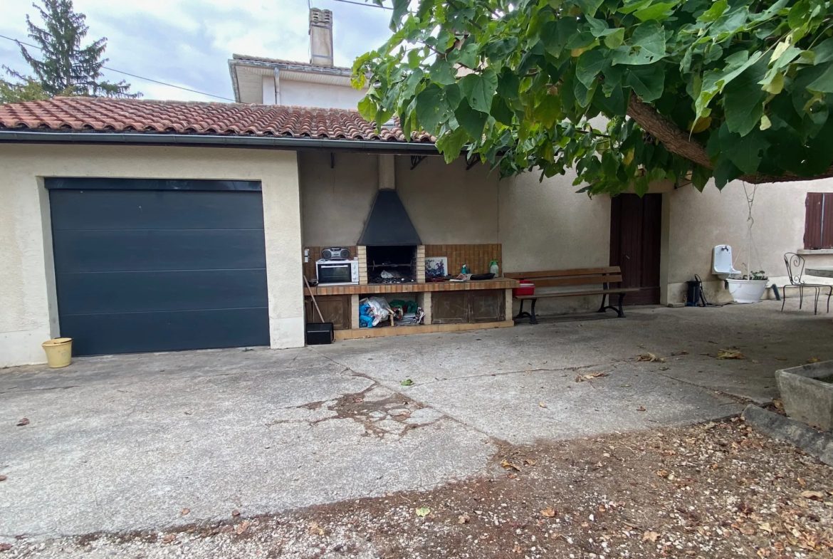 Maison spacieuse à vendre à Fumel avec jardin et dépendances 