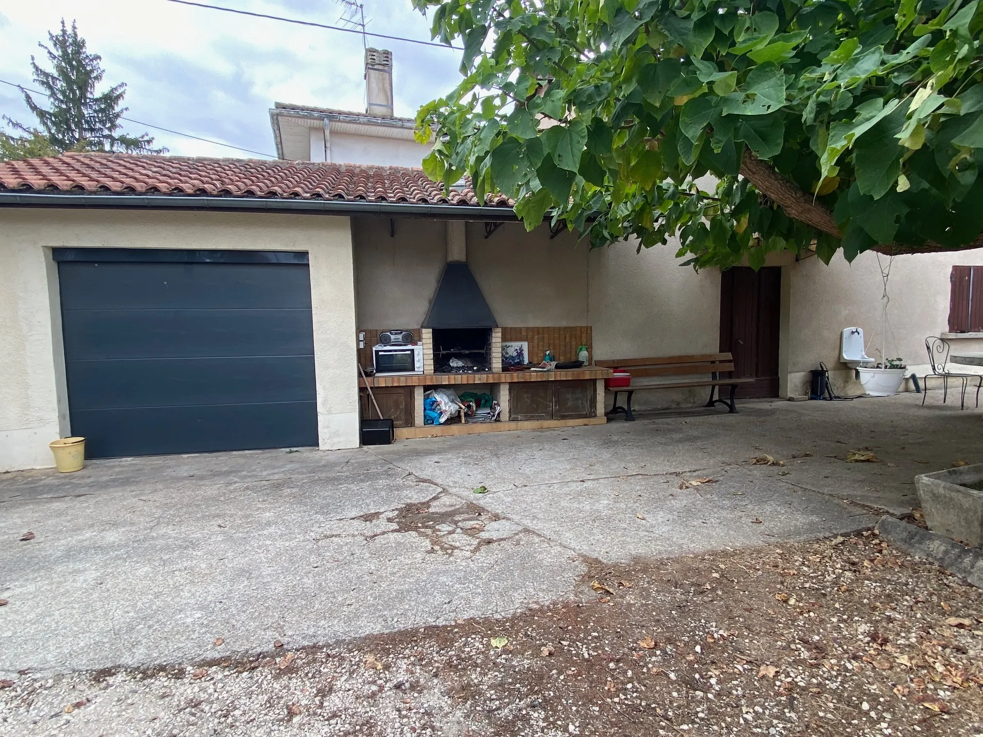 Maison spacieuse à vendre à Fumel avec jardin et dépendances 