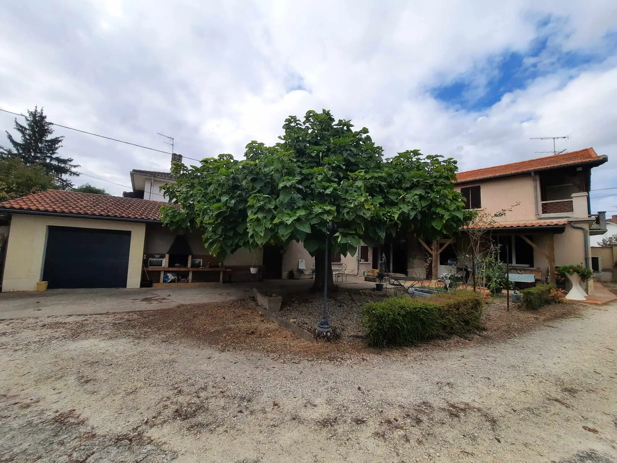 Maison spacieuse à vendre à Fumel avec jardin et dépendances 