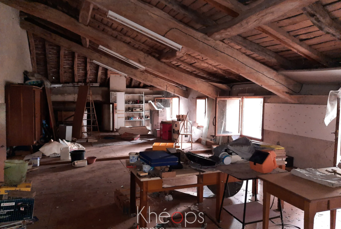 Maison ancienne spacieuse à Sainte Gemme avec garage et grand terrain 