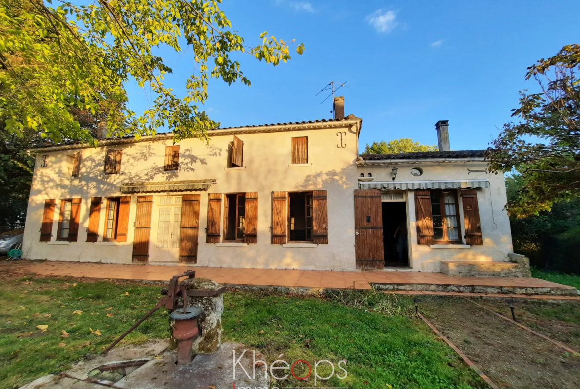 Maison ancienne spacieuse à Sainte Gemme avec garage et grand terrain 