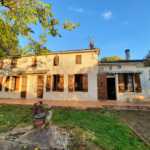 Maison ancienne spacieuse à Sainte Gemme avec garage et grand terrain