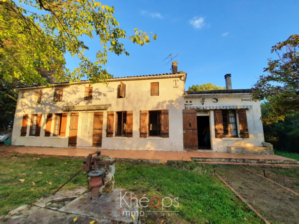 Maison ancienne spacieuse à Sainte Gemme avec garage et grand terrain