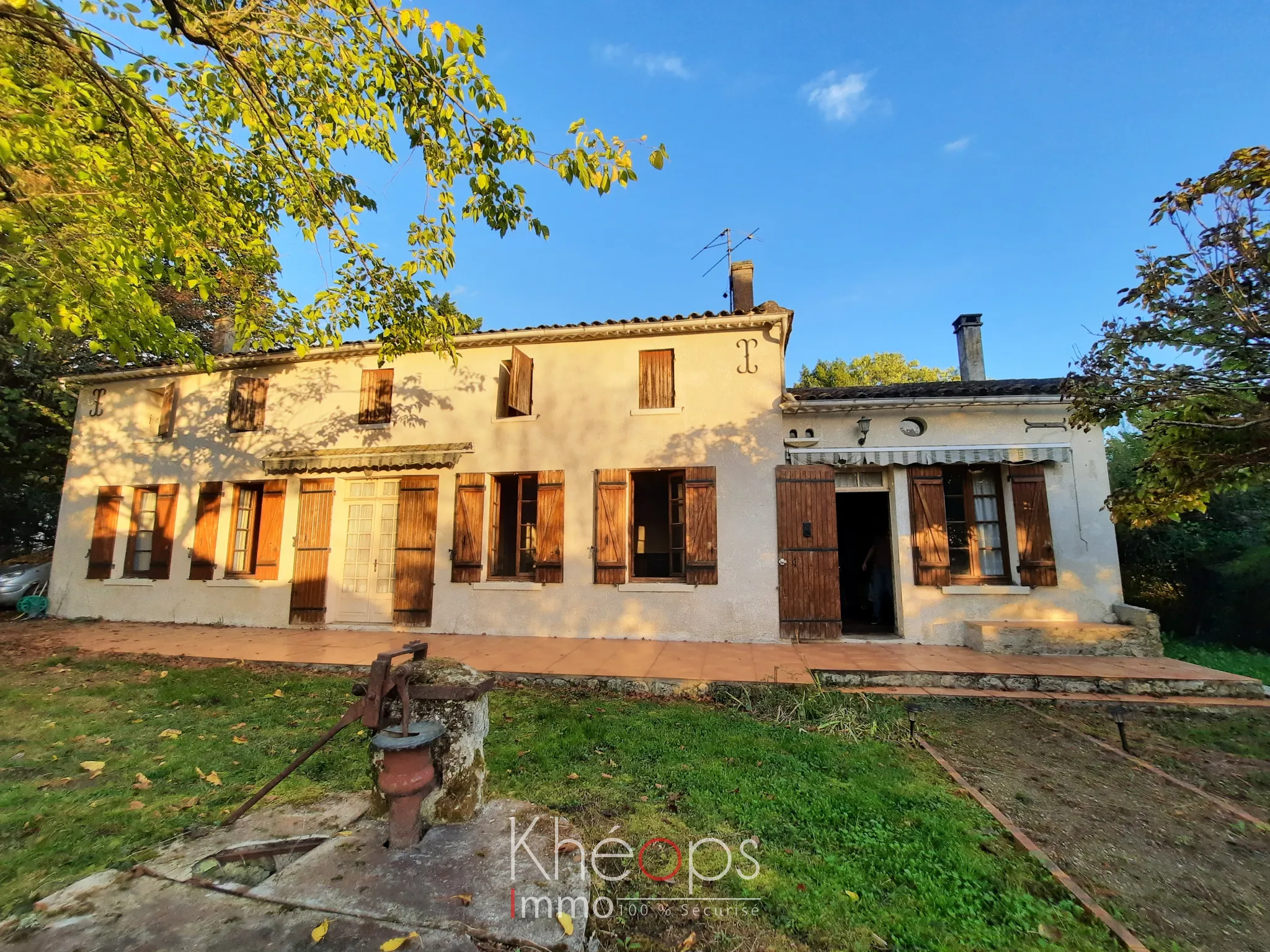 Maison ancienne spacieuse à Sainte Gemme avec garage et grand terrain 