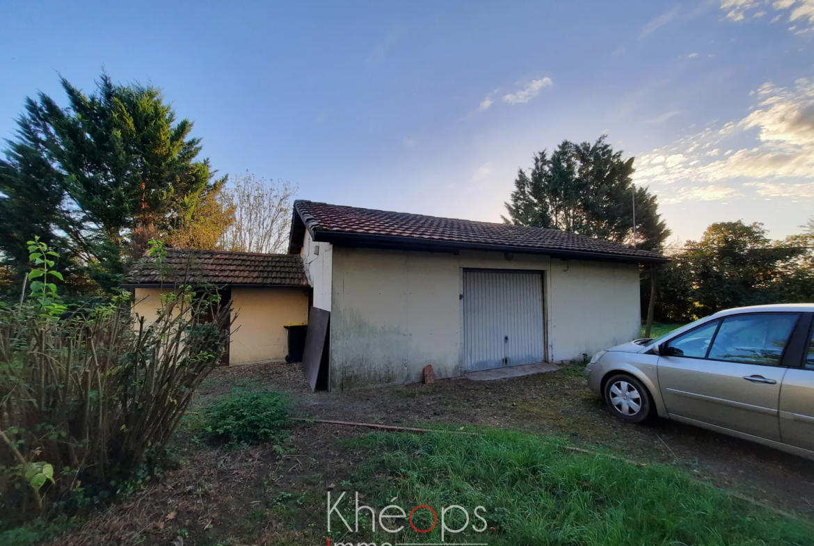 Maison ancienne spacieuse à Sainte Gemme avec garage et grand terrain 