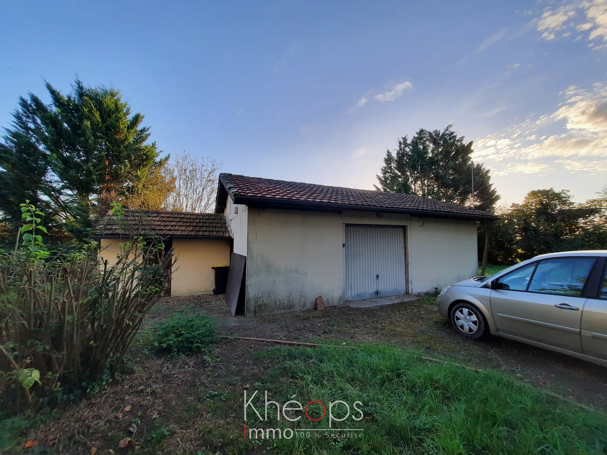 Maison ancienne spacieuse à Sainte Gemme avec garage et grand terrain 