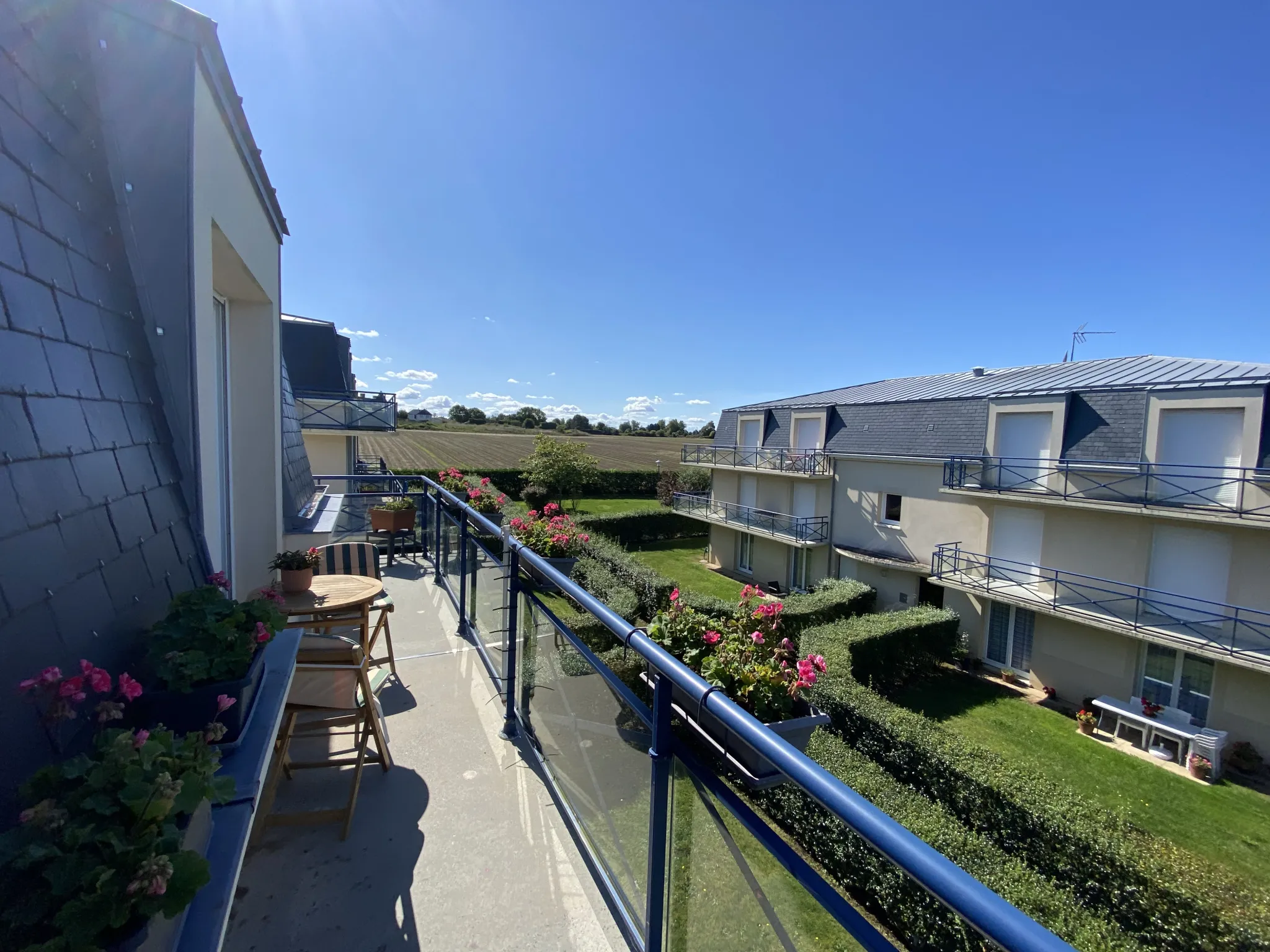 À vendre : Appartement F3 à Grandcamp Maisy avec grand balcon et garage 