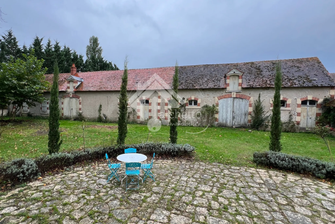 Maison de maître à Mornay-sur-Allier : 6 chambres et piscine sur 4930 m² 