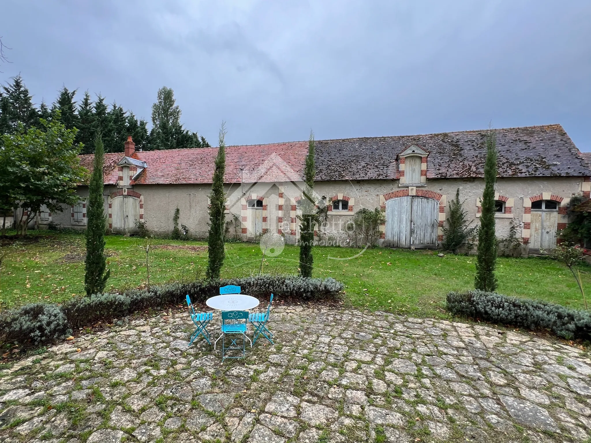 Maison de maître à Mornay-sur-Allier : 6 chambres et piscine sur 4930 m² 