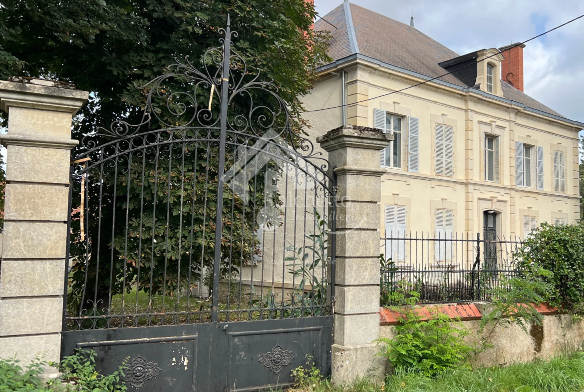 Maison de maître à Mornay-sur-Allier : 6 chambres et piscine sur 4930 m² 